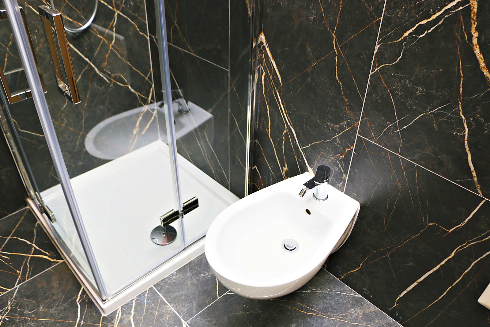 Camera 17 — bagno condiviso, foto 2