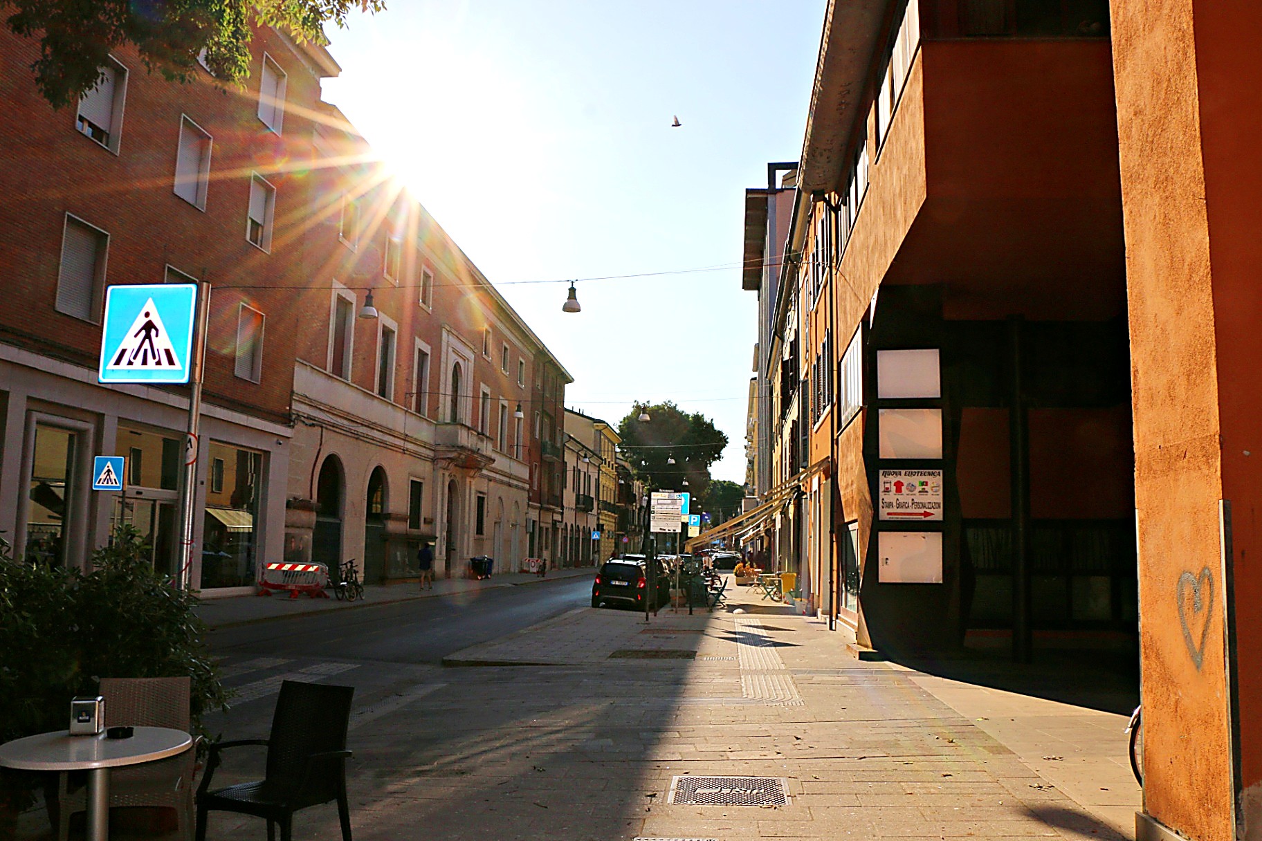 Vista soleggiata della strada davanti alla residenza