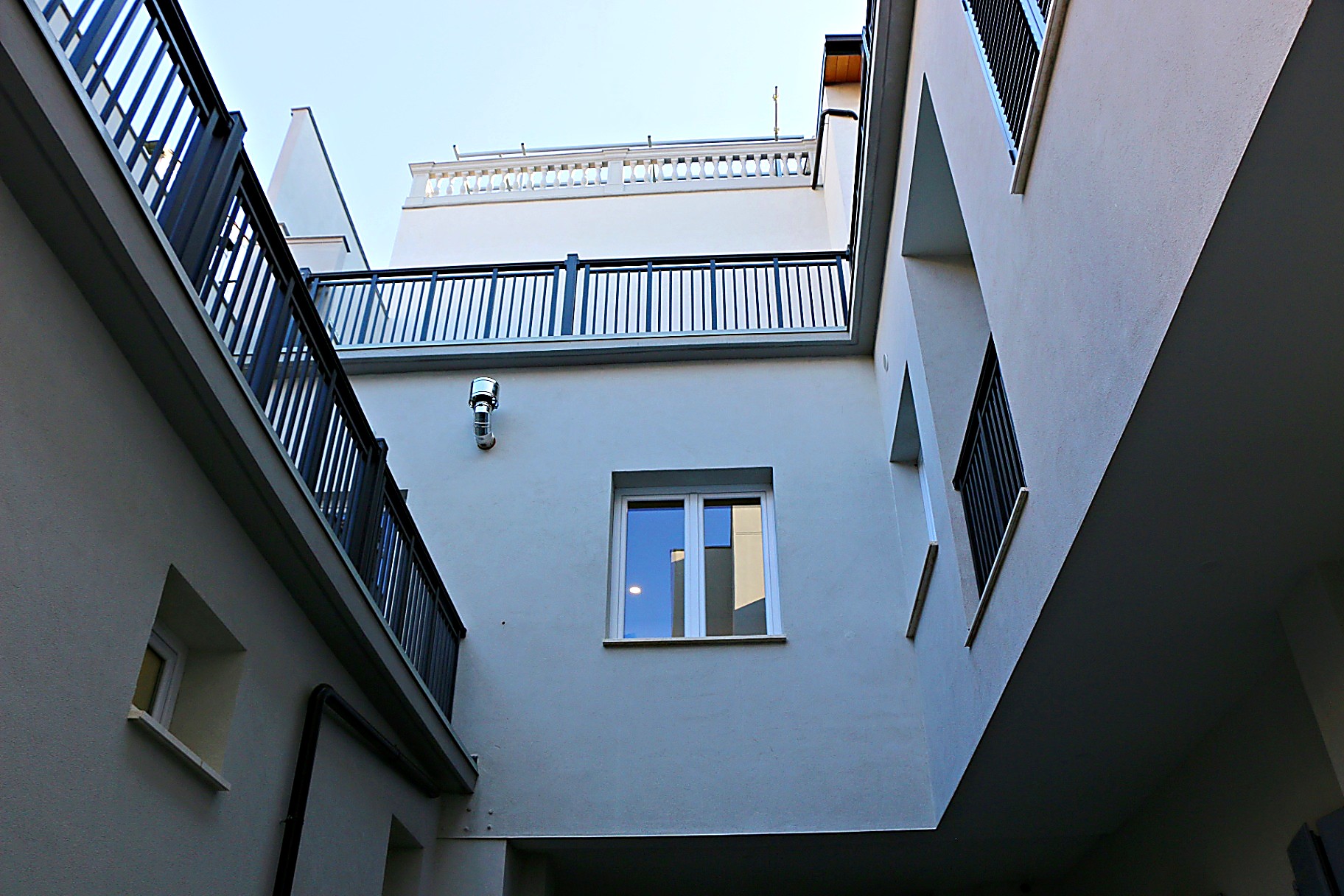 Vista dall'interno del cortile